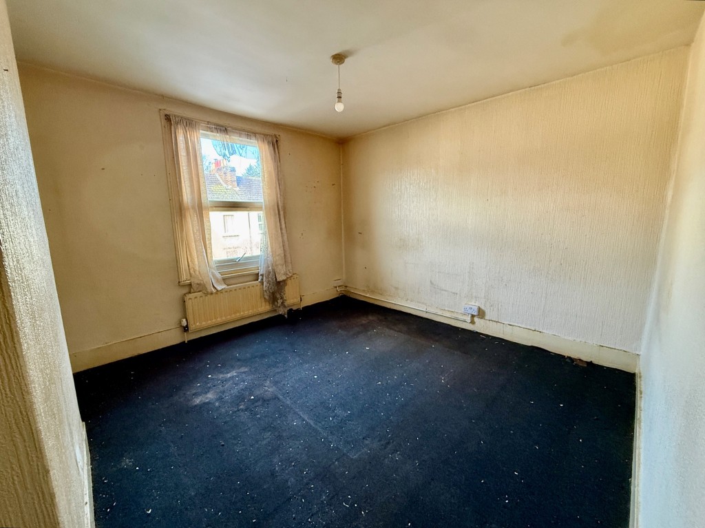 Lot: 148 - MID-TERRACE HOUSE FOR REFURBISHMENT - Bedroom one to front